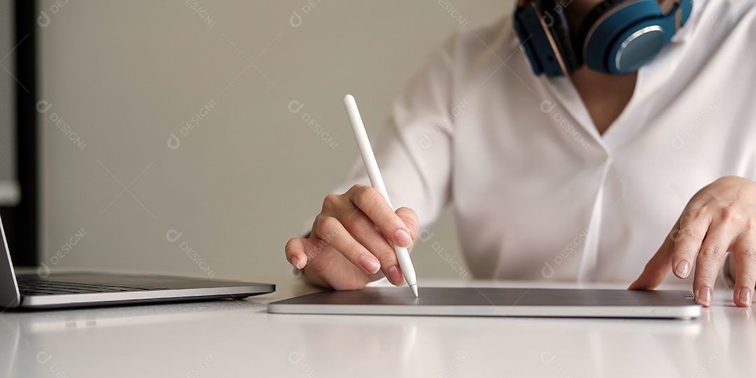 Mulher em fones de ouvido ocupada estudando usando laptop em casa