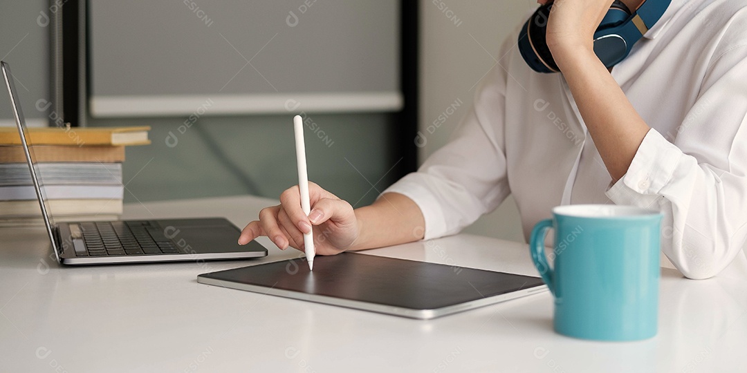 Aluna ocupada estudando usando o laptop