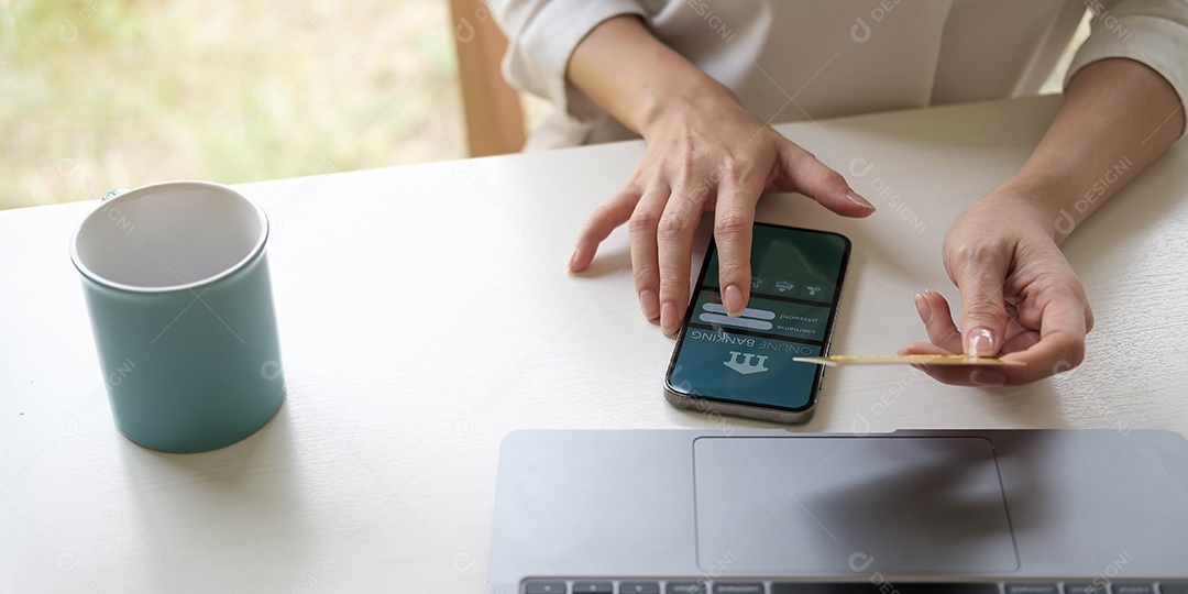 Mão de mulher de negócios usando telefone inteligente, pagamentos de tablet