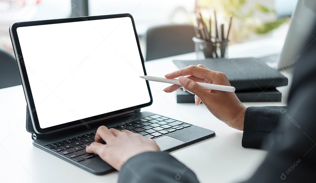 Mãos de designer de mulher usando tablet digital para trabalhar