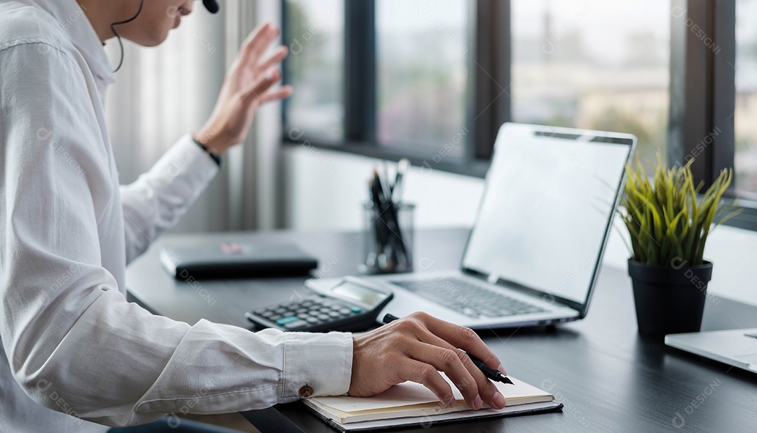 Homem asiático usa freelancer de computador trabalhando em casa,