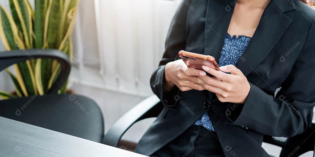A garota apontando o dedo na tela do telefone inteligente