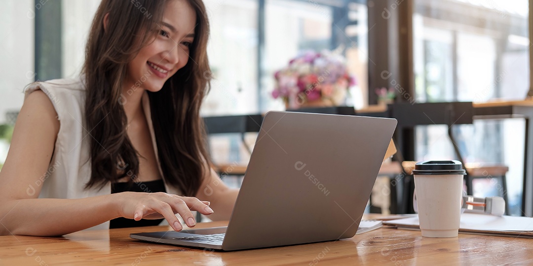 Mulher de negócios que trabalha em finanças e contabilidade