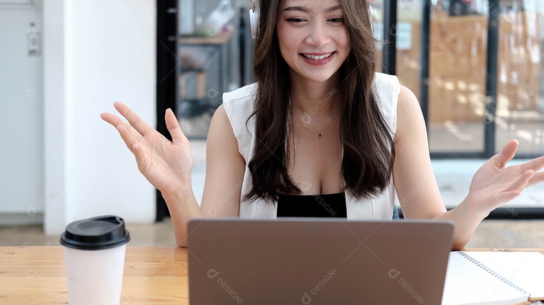 Jovem empresária asiática usa fones de ouvido estuda online assistindo