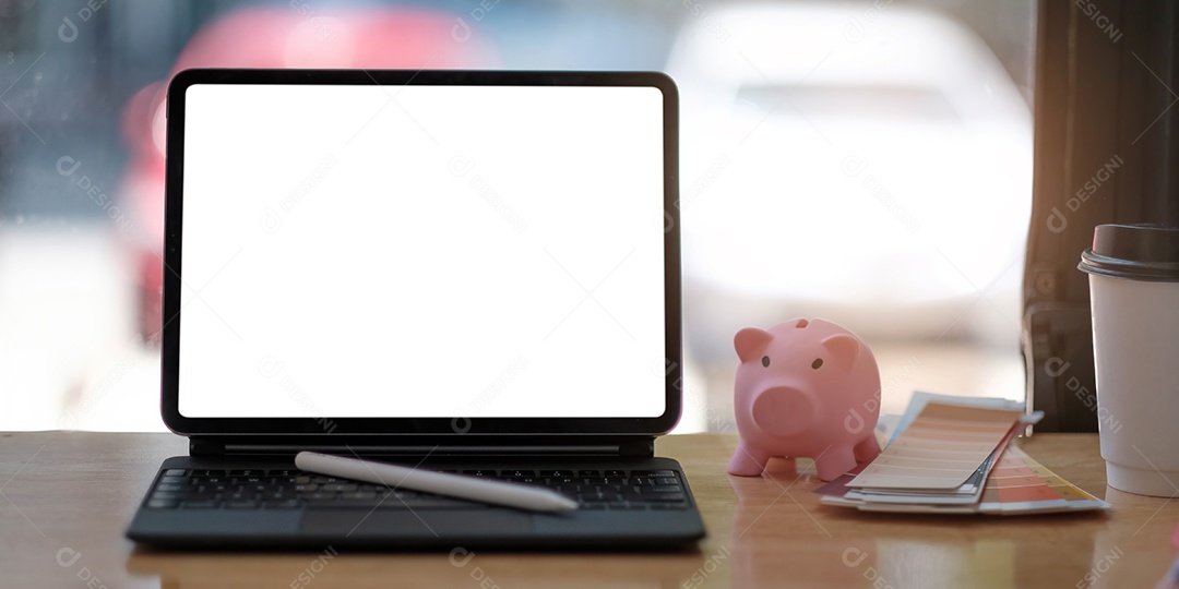 Foto recortada do local de trabalho com tela em branco do tablet e material de escritório