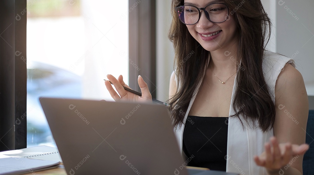 Retrato de uma jovem asiática feliz sorrindo