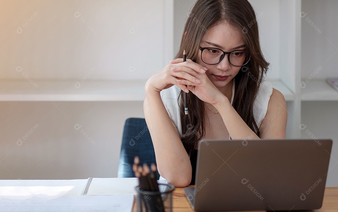 Retrato de mulher de negócios asiática atraente trabalhando com laptop
