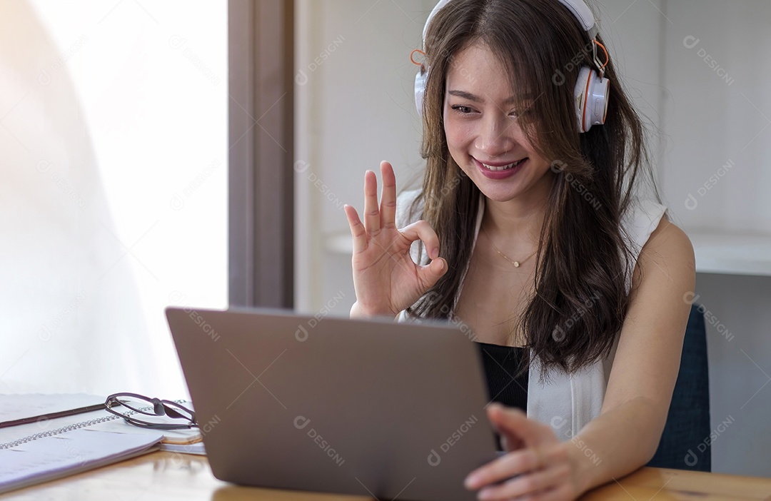 Foto de uma empresária sorridente olhando para a webcam da câmera