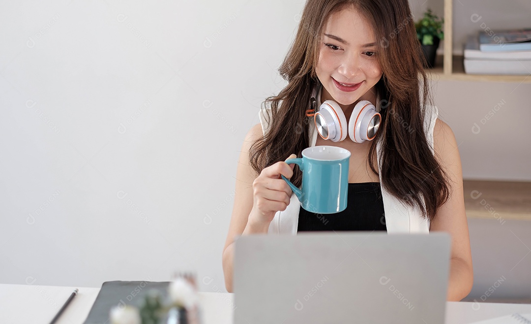 Retrato de uma mulher asiática atraente olhando para a câmera sorrindo