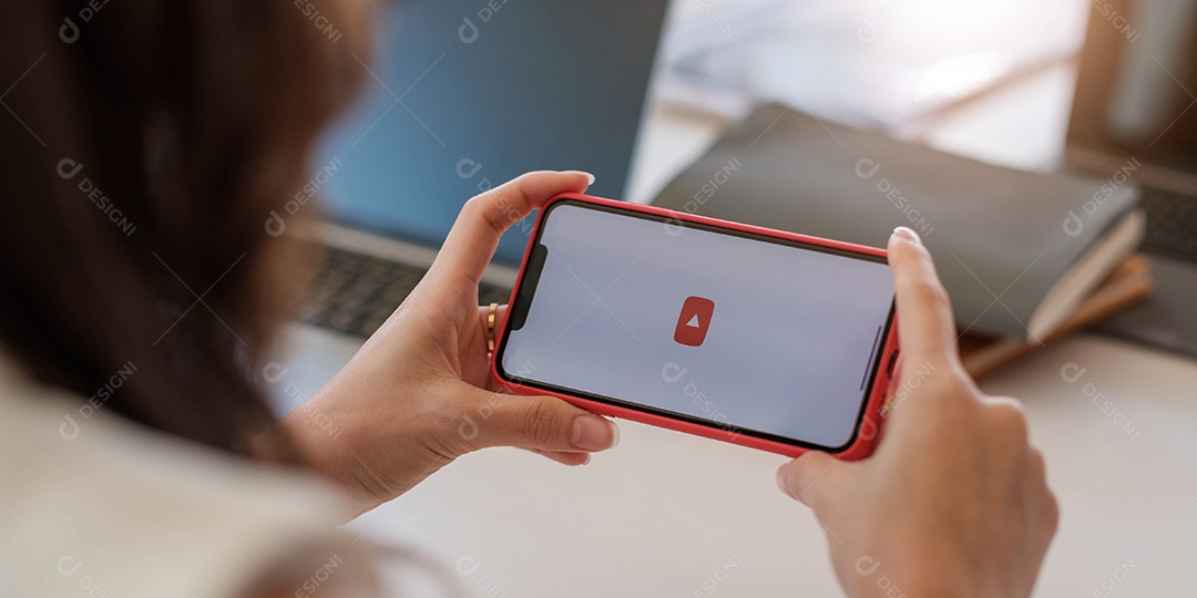 Mulher segurando o iPhone xs com servidor de vídeo