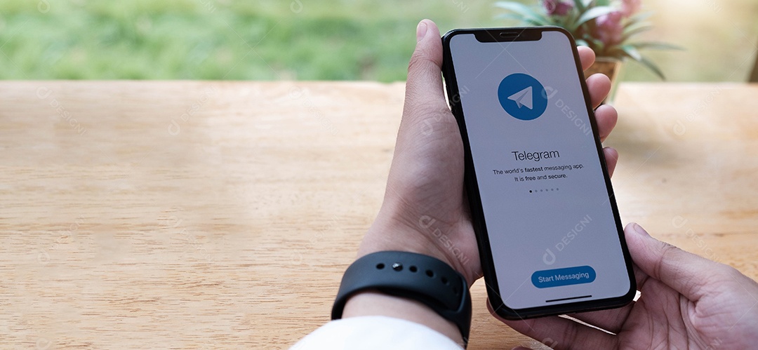 Tela do Apple iPhone Xs. Ícone do aplicativo Telegram