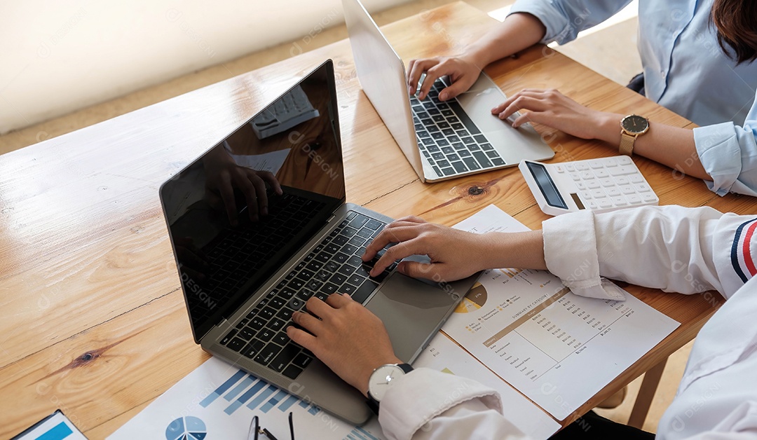 Conceito de trabalho em equipe. Equipe de negócios trabalhando no escritório