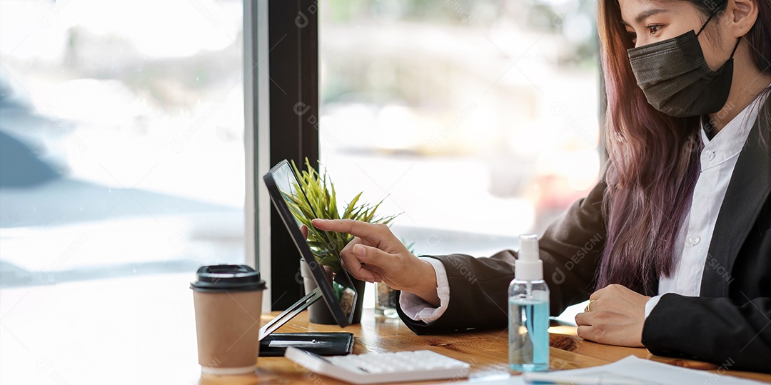 Empresária em quarentena usando máscara protetora