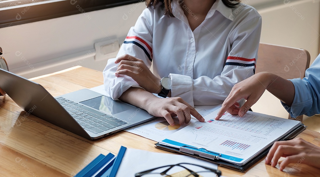 Colegas da equipe de negócios reunidos para conferências profissionais
