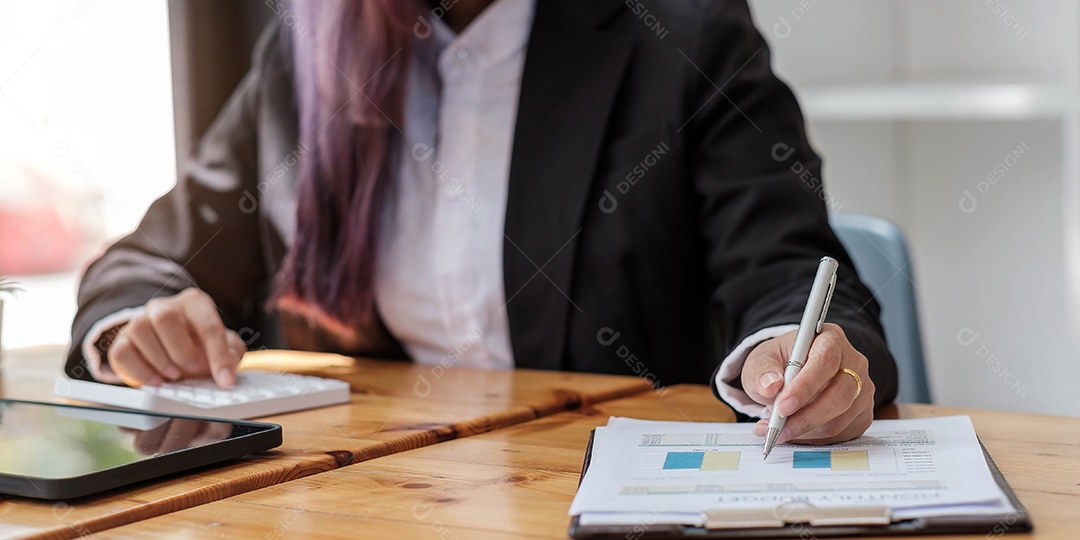 Empresa de análise de consultor de investimento de mulher de negócios