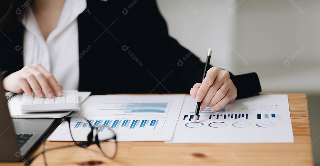 Consulte o conceito financeiro. Empresária apontando para papel