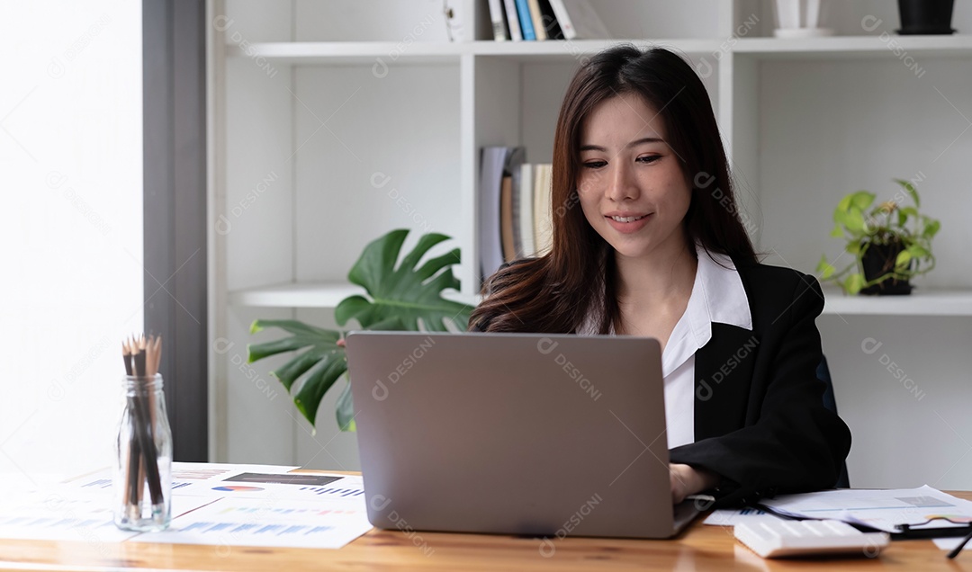 Mulher asiática de negócios usando laptop para fazer finanças matemáticas