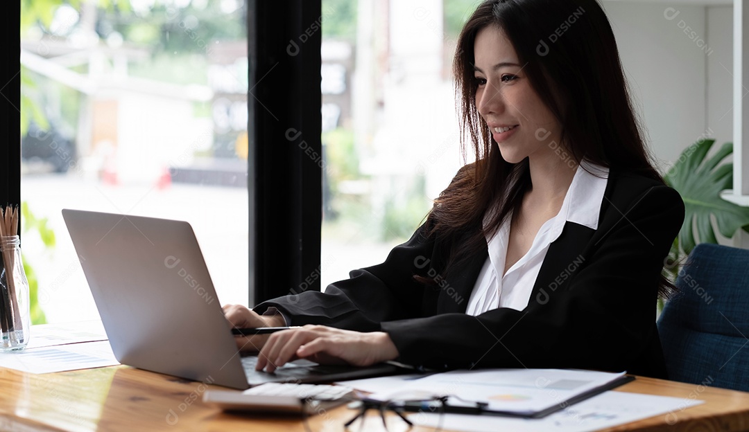 Mulher asiática de negócios usando laptop para fazer finanças matemáticas