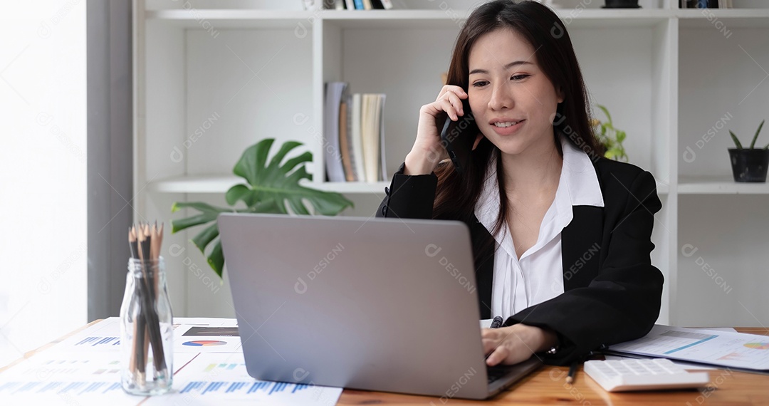 Mulher asiática de negócios usando smartphone para fazer finanças matemáticas