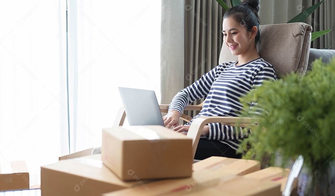 Marketing on-line, jovem iniciante proprietário de pequenas empresas escrevendo anúncio