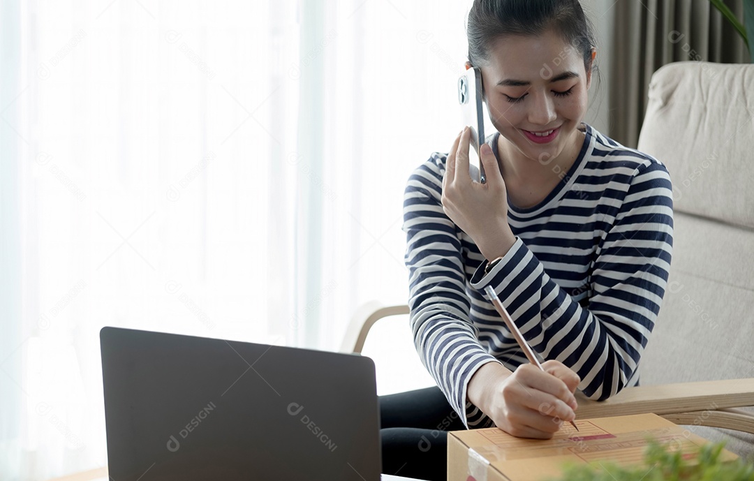 Marketing on-line, jovem iniciante proprietário de pequenas empresas