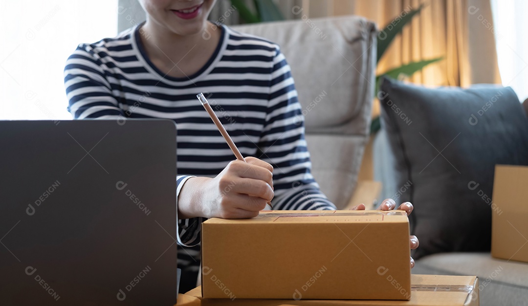 Marketing on-line, jovem iniciante proprietário de pequenas empresas