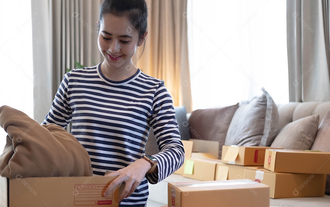 Marketing on-line, jovem iniciante proprietário de pequenas