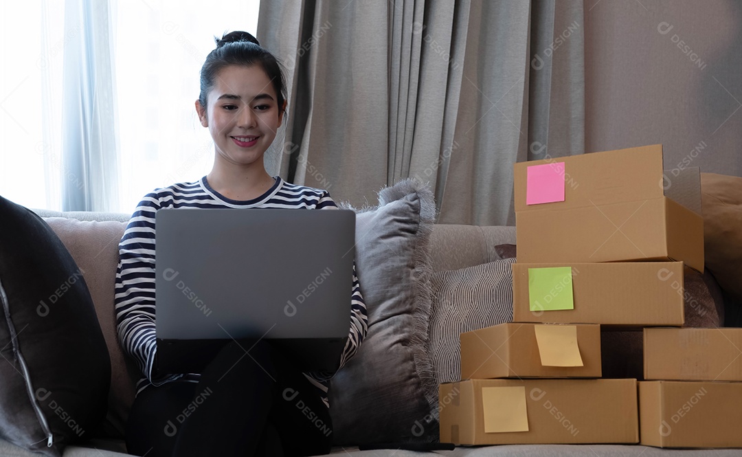 Marketing on-line, jovem iniciante proprietário de pequenas empresas escrevendo anúncio