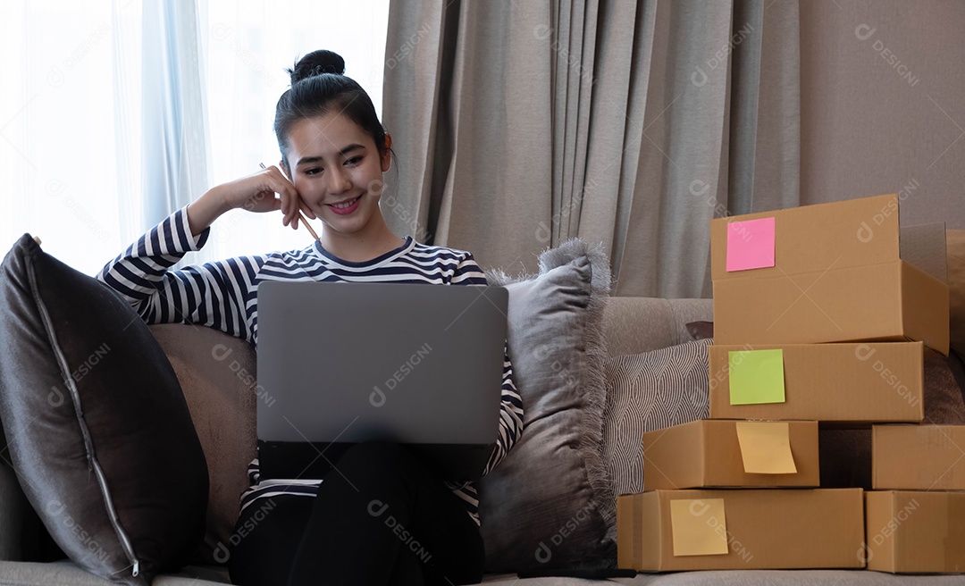 Jovem mulher asiática vendas online