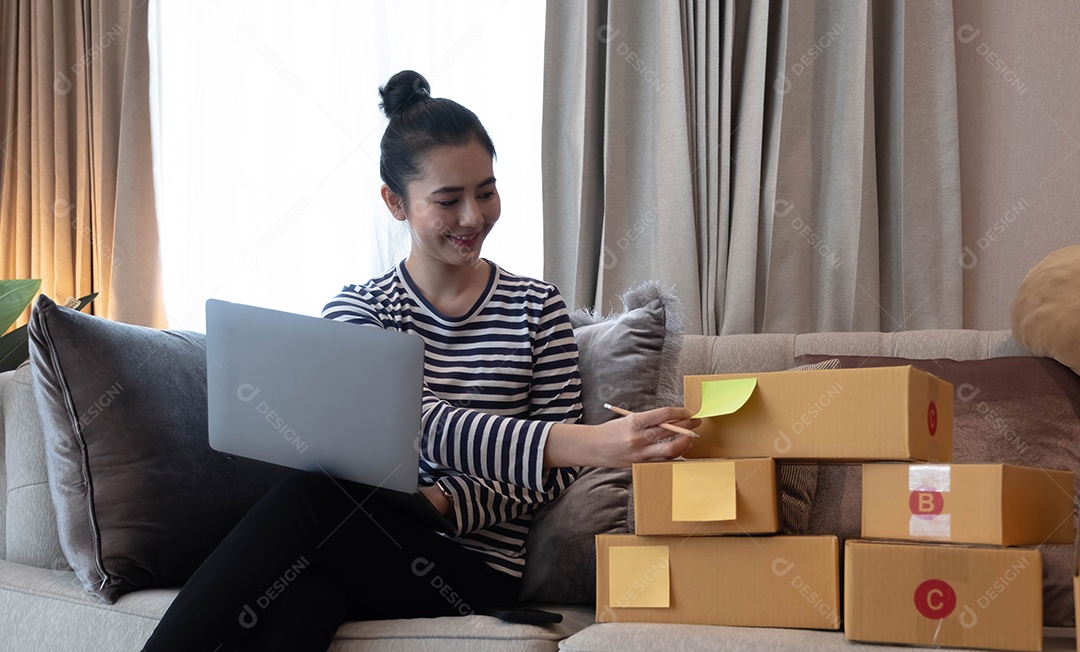 Jovem mulher asiática vendas online