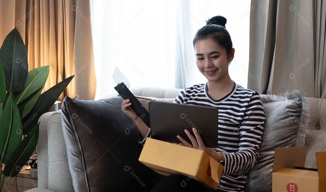 Jovem mulher asiática vendas online