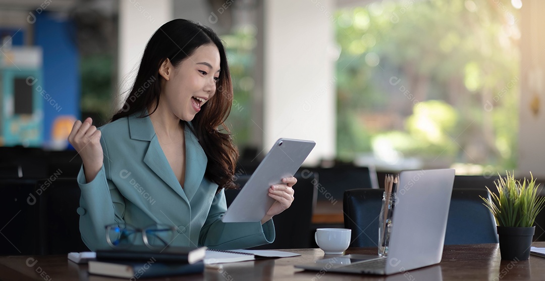 As mulheres de negócios asiáticas estão encantadas e felizes com o trabalho que fazem
