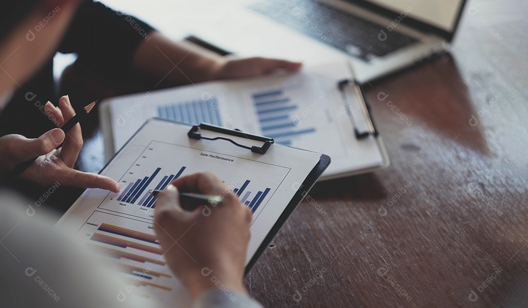 Executivos que encontram-se para discutir a situação no mercado