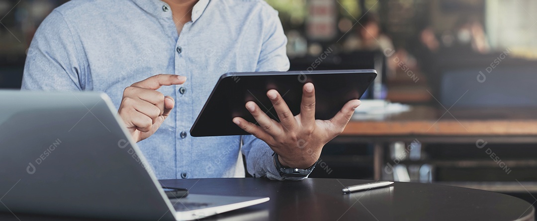 Empresário profissional usando tablet digital moderno