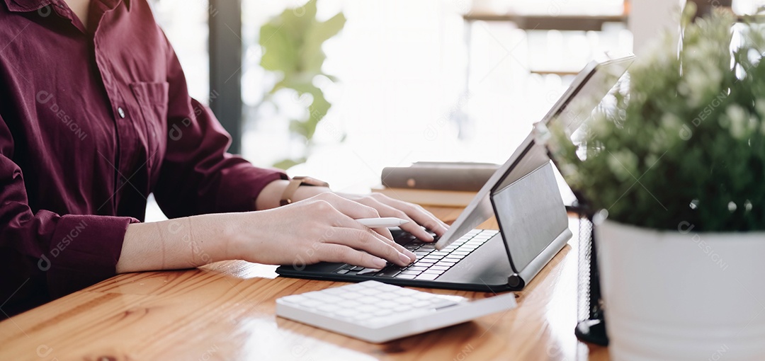 Mulher de negócios usando calculadora e laptop para fazer matemática