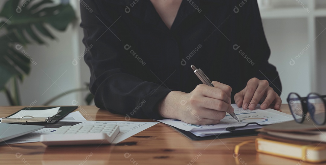 Consulte o conceito financeiro. Empresária apontando para papelada