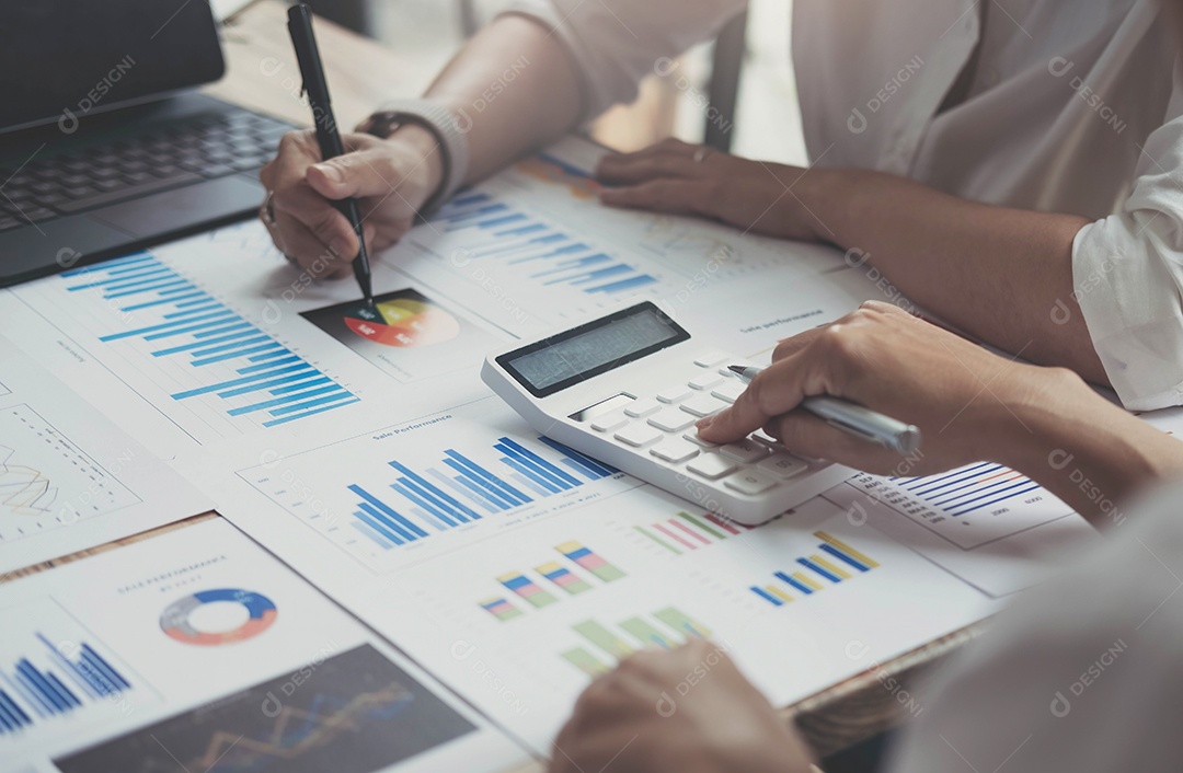 Empresário e o parceiro usando calculadora e laptop