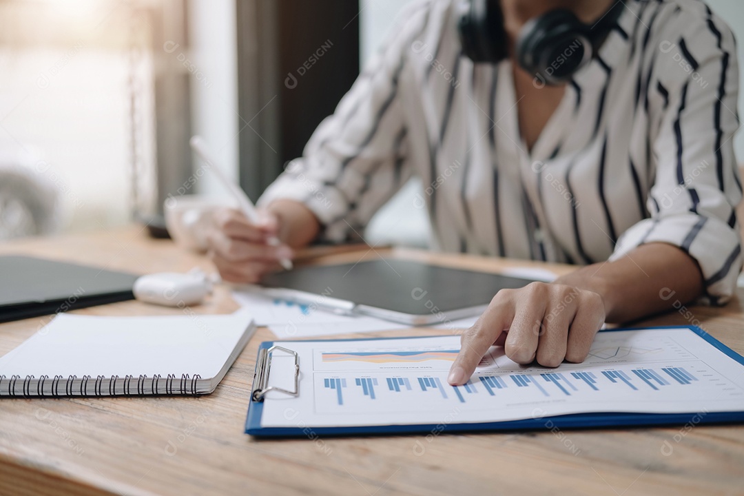 Conceito de negócios. mulher discutindo as tabelas e gráficos