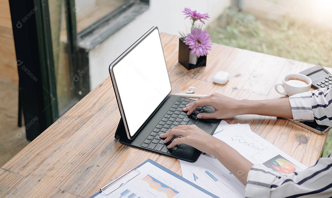 Empresária usando a tela em branco do laptop enquanto trabalha com cálculo