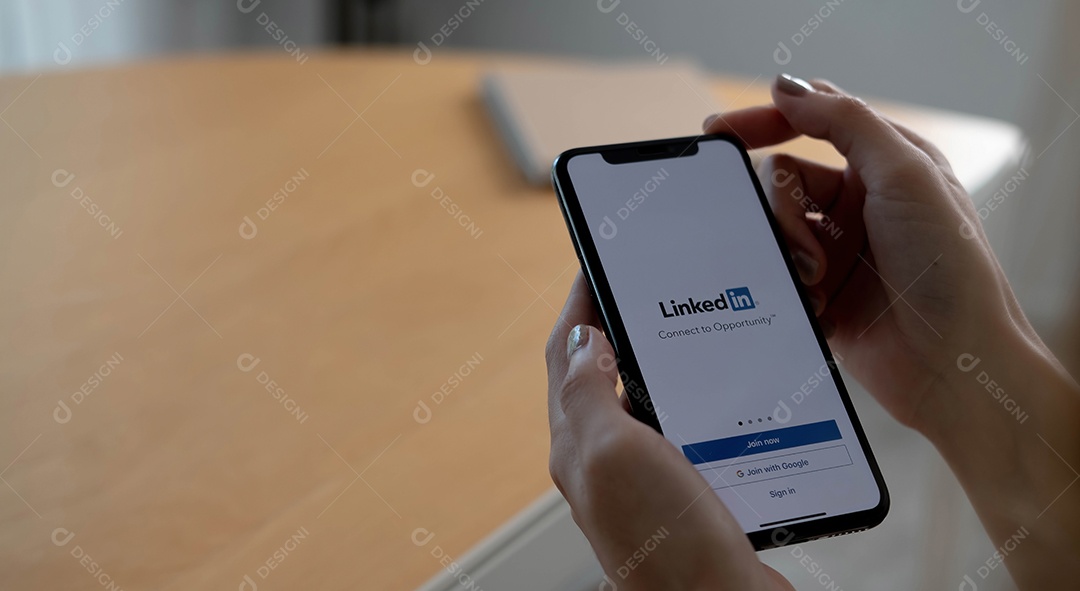 Uma mulher segura Apple iPhone