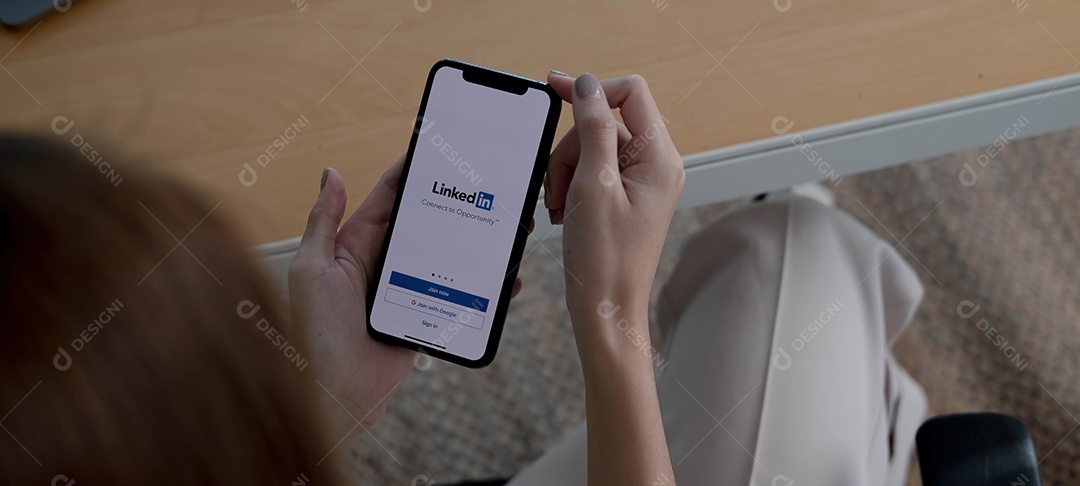 Uma mulher segura Apple iPhone