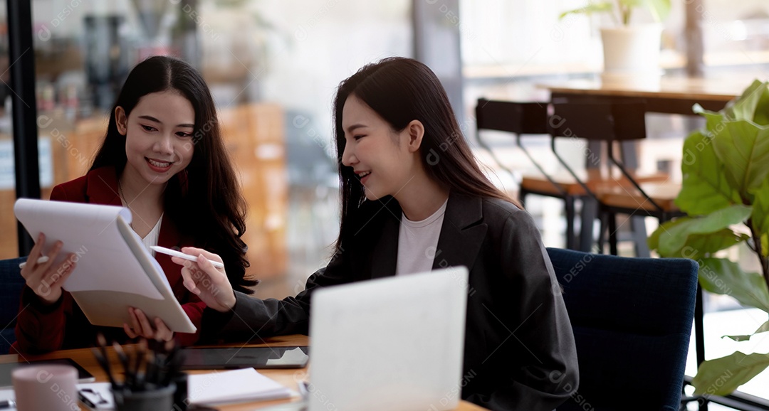 Um grupo diversificado de empresários focados intensamente em um negócio