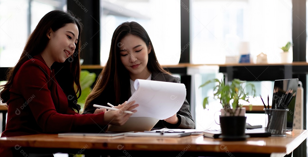 Focada jovem empresária assinando contrato com advogado qualificado