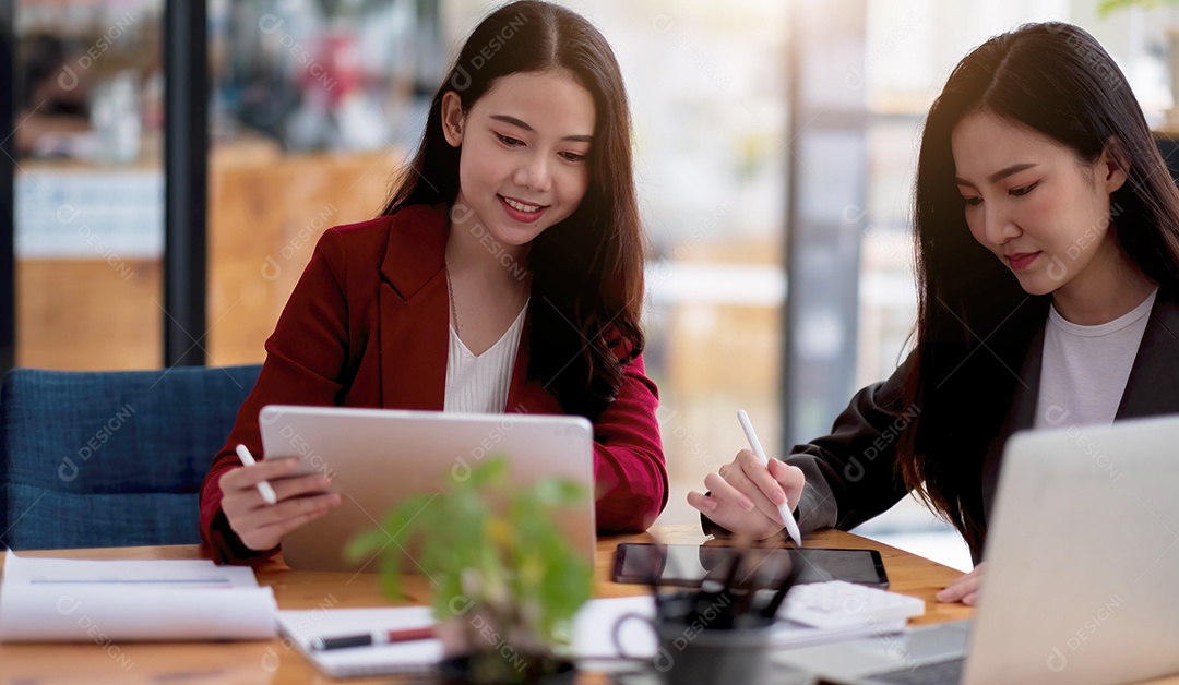 Reunião de equipe Grupo de dois empresários trabalhando com nova inicialização