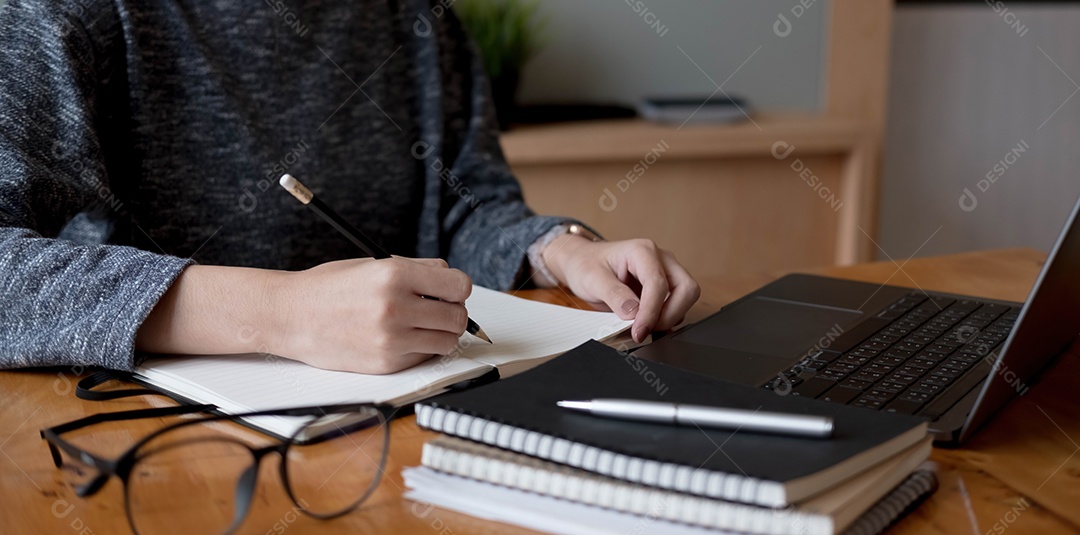 Foto recortada de mulher escrevendo fazendo lista tomando notas