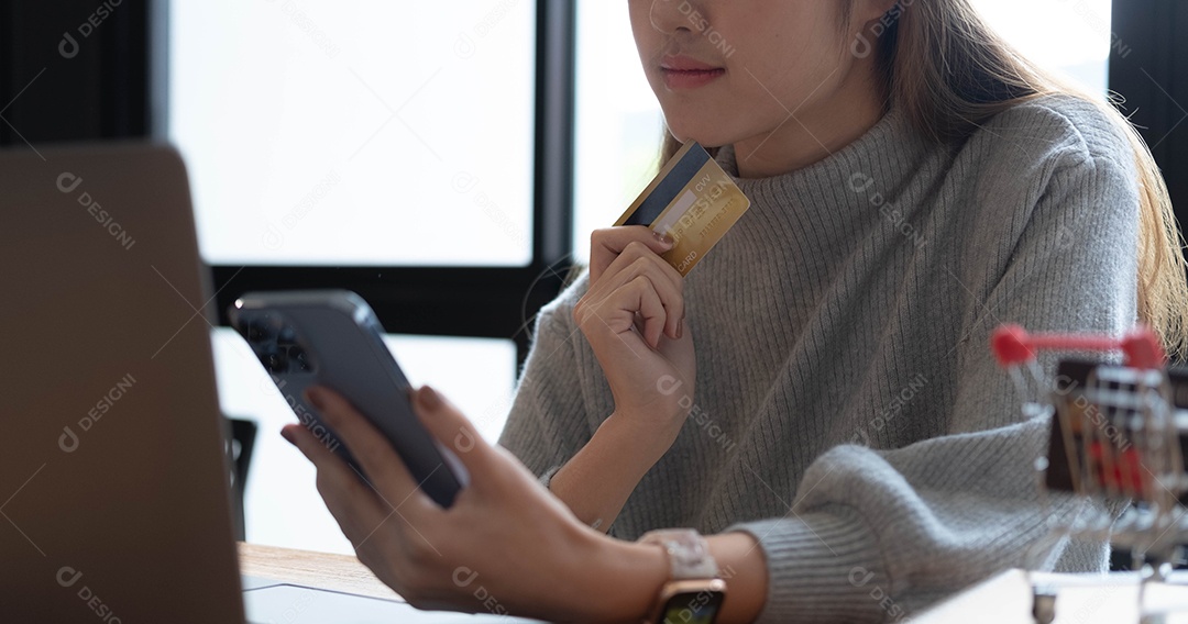 Pagamento on-line, mãos de jovem usando computador