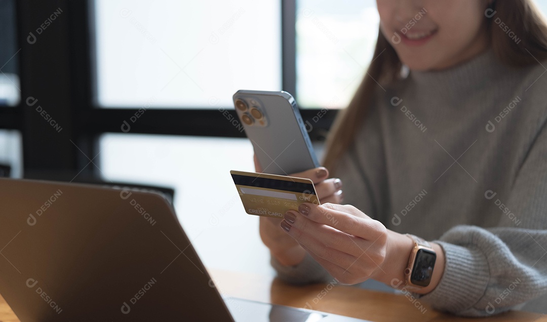 Pagamento on-line, mãos de jovem usando computador
