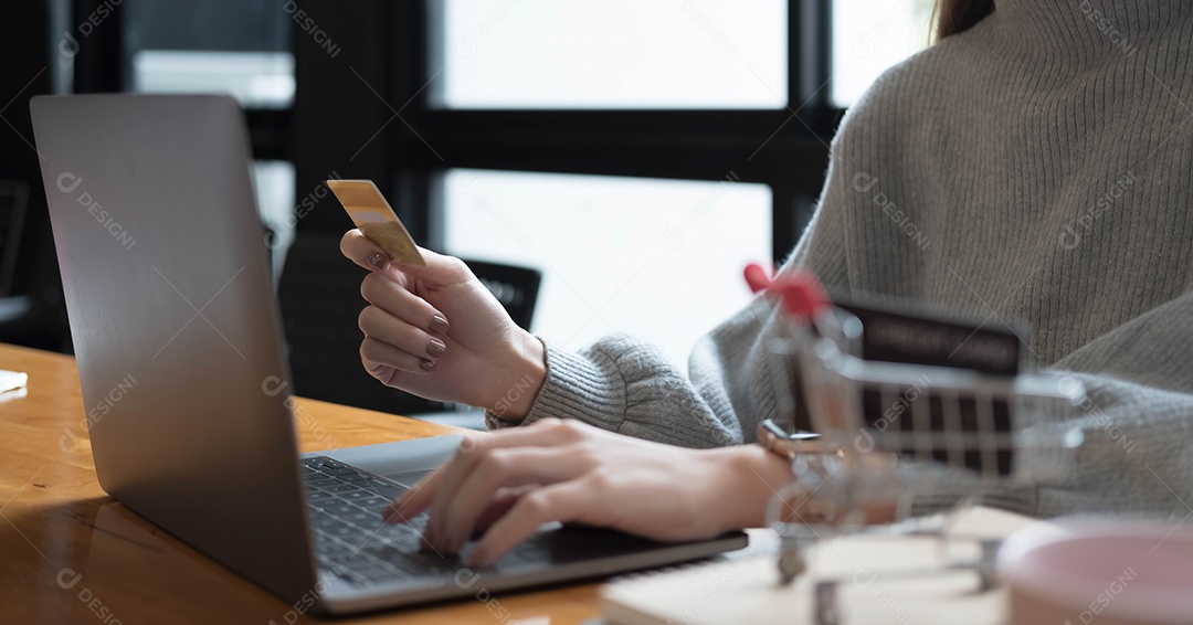 Pagamento on-line, mãos de jovem usando computador