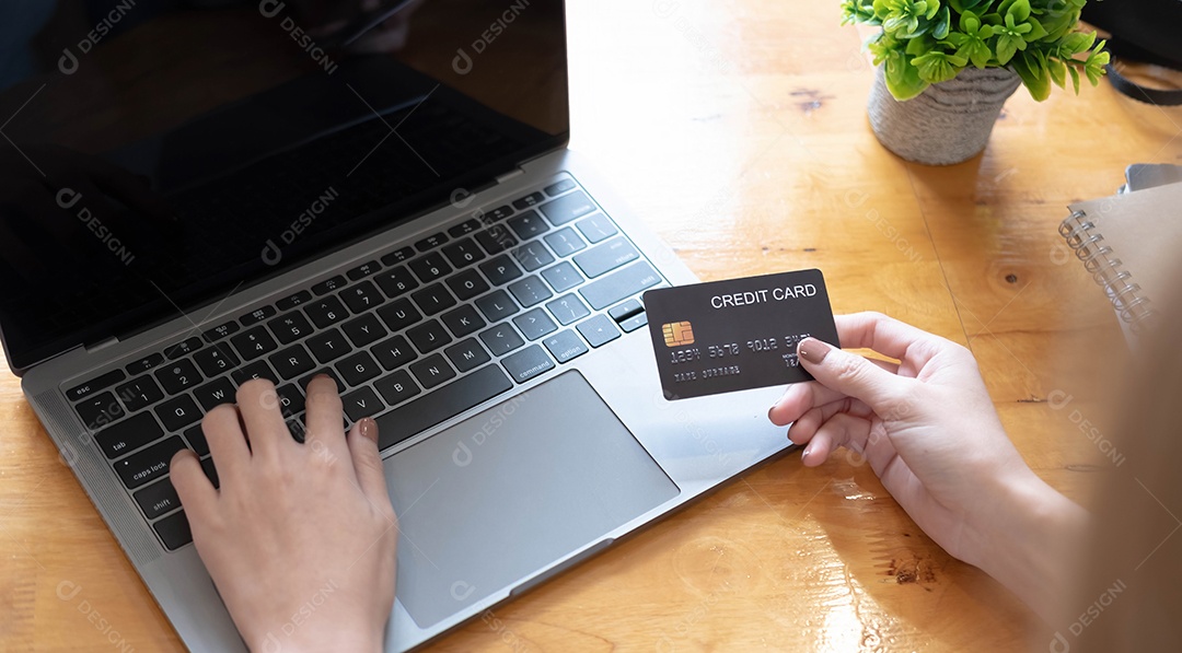 Mulher fazendo compras online com cartão de crédito.