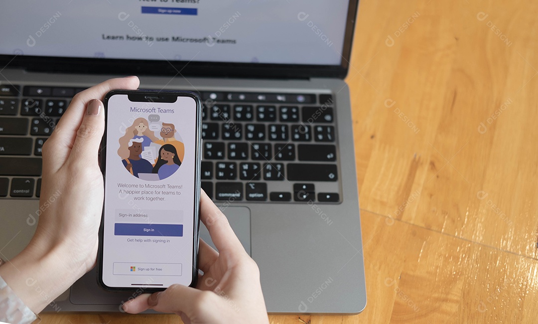 Um funcionário trabalhando em casa está baixando a plataforma social Microsoft Teams